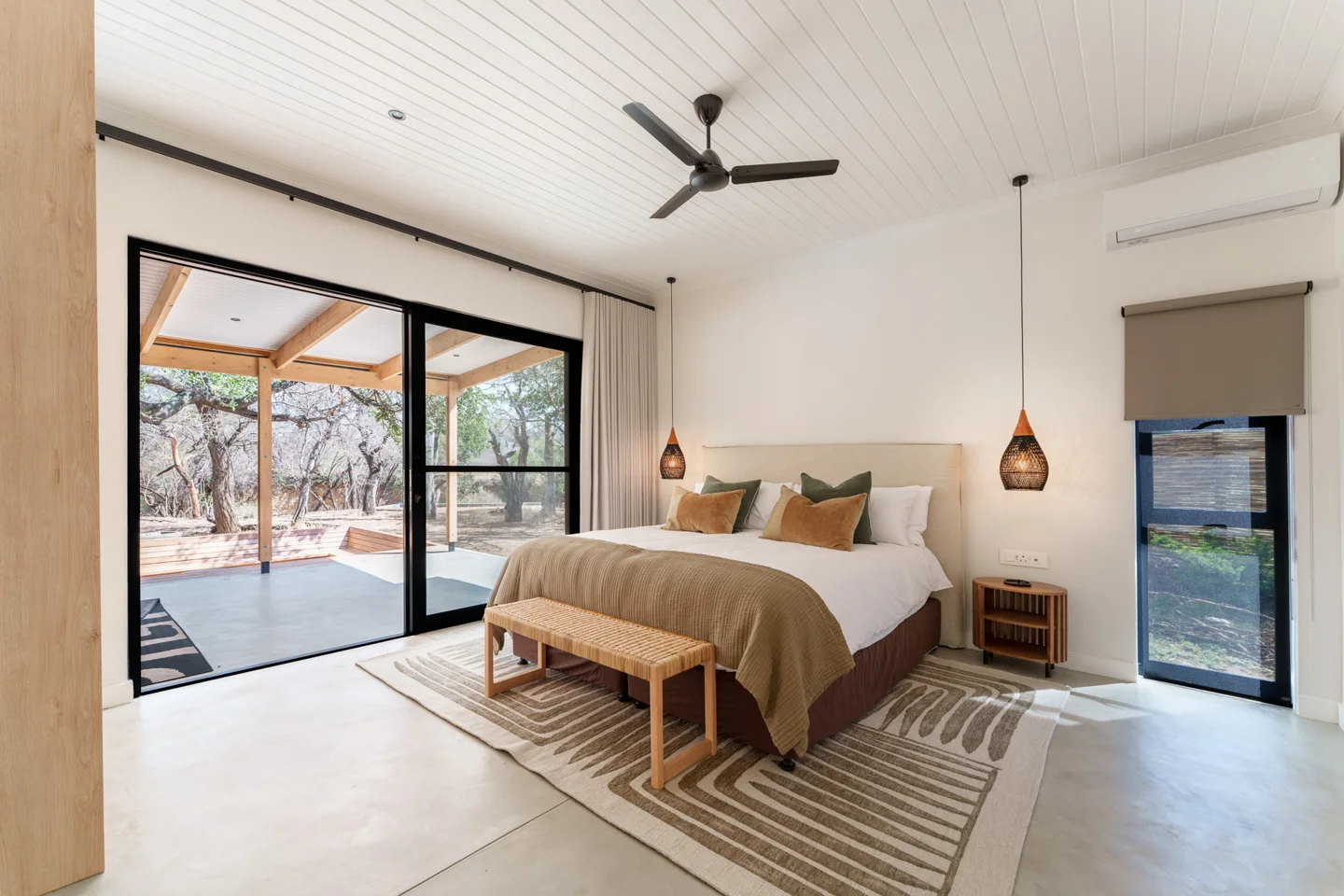 West Villa · slaapkamer met toegang tot het terras