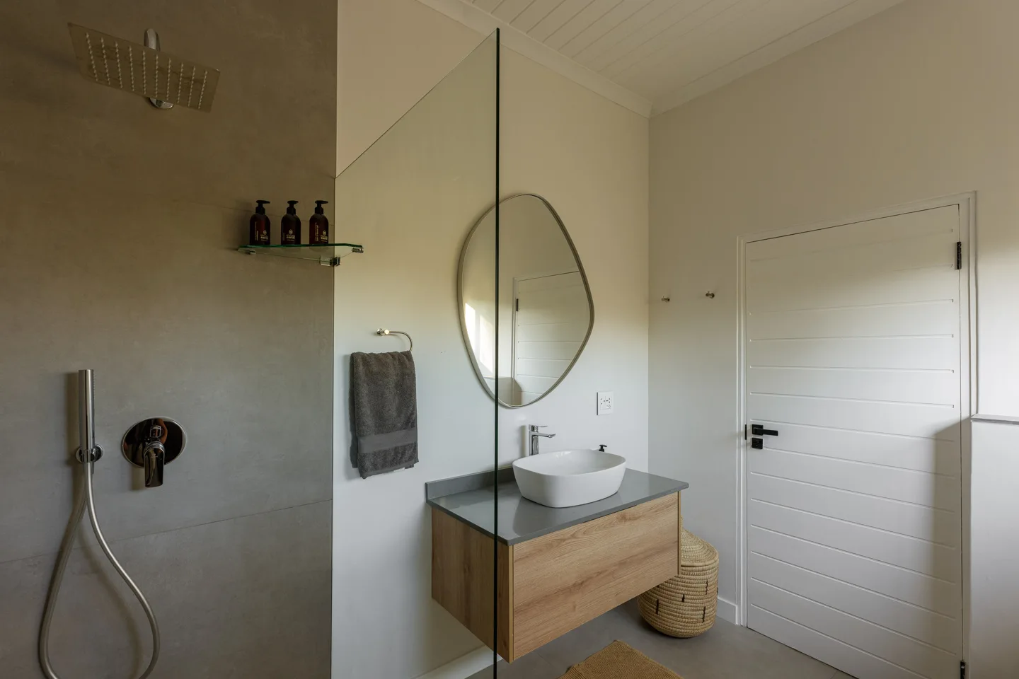 East Villa · afwerking van de badkamer