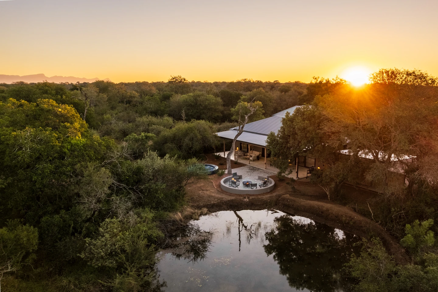 East Villa · de dam en de omliggende bush